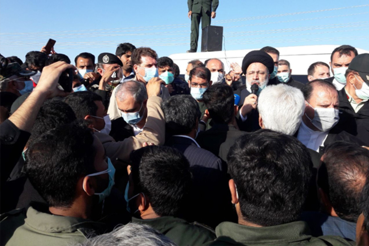 رییس جمهور که در جمع مردم روستای سیل‌زده «نهضت آباد» از توابع شهرستان رودبارجنوب کرمان حاضر شده بود احداث سیل‌بند را برای رفع اصولی و ریشه‌ای مشکلات این منطقه ضروری دانست.