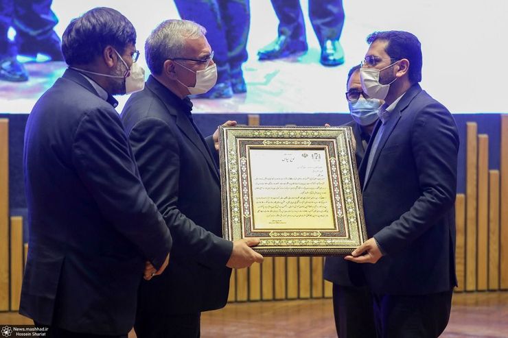 امروز یکم بهمن ماه، وزیر بهداشت درمان و آموزش پزشکی با اهدا لوحی از اقدامات شهردار مشهد الرضا(ع) در حوزه پیشگیری از شیوع کرونا تقدیر کرد.