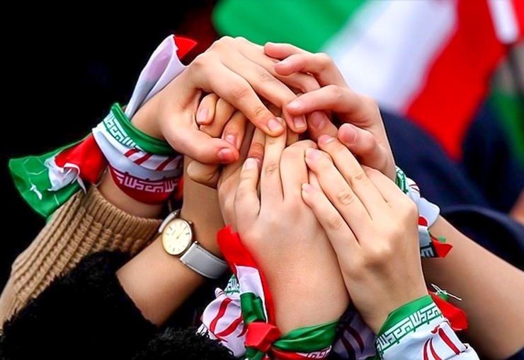 همین احساس مسئولیت‌پذیری است که زنان را فراتر از هویت ملی و رسوم ملی در تقویم ملی، به سوی مراسمی با محوریت شادمانی در فرهنگ جهانی سوق می‌دهد.