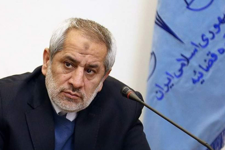 او که تا سال ۹۸ و به مدت ۱۰ سال دادستان پایتخت بود، با پیراهن معمولی که آستین‌های آن را بالا زده بود، با پرایدش جلوی مسافران می‌ایستاد و آن‌ها نیز بدون آنکه او را بشناسند، سوار و پیاده می‌شدند.