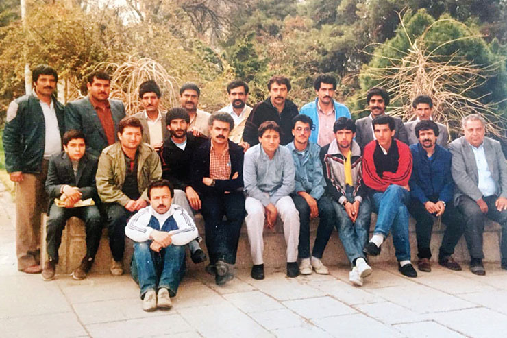 ستاره‌های فوتبال مشهد در دهه ۶۰ در سفری تفریحی ورزشی به نیشابور
در این عکس جالب، اعضای تیم منتحب خراسان در محوطه آرامگاه خیام عکسی به یادگار گرفته‌اند. در این قاب چهره‌هایی، چون شهریار رضایی، حسین شاملو، سیدحسین حسینی، علیرضا گیل‌عرب، مرحوم کاظم غیاثیان، جلیل قوچان‌نژاد و ناصر توفیقی دیده می‌شوند.
عکس از آلبوم اختصاصی سید حسین حسینی