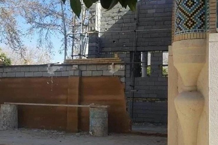 باغ «عفیف آباد» که قدیمی‌ترین باغ شیراز است و این روز‌ها در صدر اخبار قرار دارد، سال هاست در اختیار ارتش است و ظاهرا یکی از بزرگ‌ترین موزه‌های ارتش در غرب آسیا است. حالا، اما یک گروه سریال سازی به سرپرستی نرگس آبیار برای فیلم برداری به آنجا رفته اند و به ساخت وساز پرداخته اند.