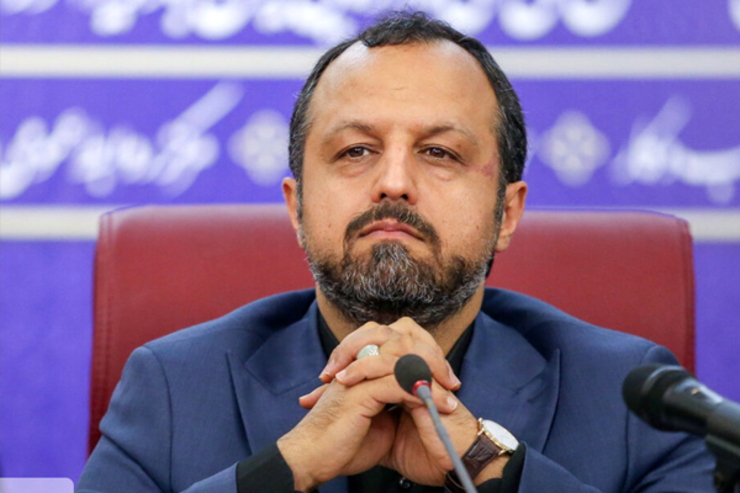 وزیر امور اقتصادی و دارایی در واکنش به اینکه برخی از بانک‌ها برای پرداخت وام بدون ضامن شروطی همچون داشتن سپرده حداقل نصف مبلغ وام موردنظر در حساب بانک‌ها را اعلام می‌کنند، گفت: هرگونه شرط اضافه‌ای که خارج از مصوبات در این زمینه باشد، تخلف محسوب و با آن برخورد خواهد شد.