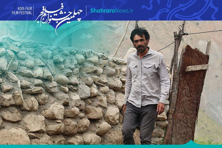 «درب» درباره یک مامور اداره برق است که می‌خواهد برق خانه‌ای دور افتاده را وصل کند ولی در این خانه دو برادر معلول زندگی‌ می‌کنند و او آنجا با چالش‌هایی روبه‌رو می‌شود ...