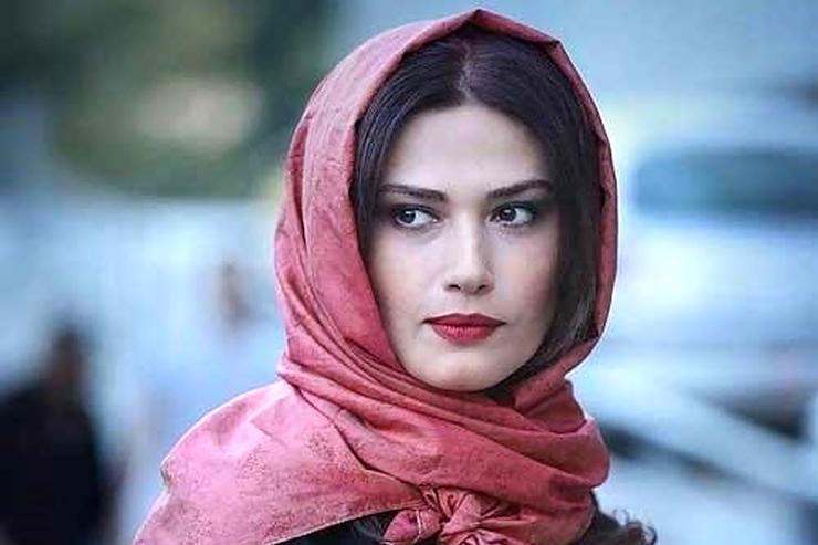 لادن مستوفی بازیگر سینما و تلویزیون توضیحاتی درباره همزیستی‌اش با گرگ‌ها در فیلم «برف آخر» ارائه داد.