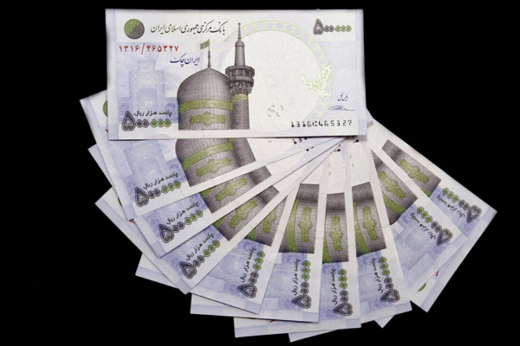 معاون امور بانکی، بیمه و شرکت‌های دولتی وزیر اقتصاد گفت: مصوبه حذف ضامن برای تسهیلات خرد، تنها به معنای جایگزینی سیستم اعتبار سنجی به‌جای اخذ ضامن تسهیلات خرد برای افراد واجدشرایط است و به معنای مراجعه افراد به بانک‌های مختلف برای اخذ وام نیست.