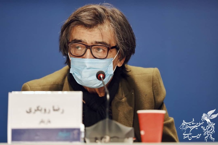 دومین روز جشنواره هم از حاشیه‌های پررنگ‌تر از متن خالی نبود. شاید یکی از پررنگ‌ترین اتفاقات روز دوم را باید نشست فیلم «شادروان» دانست و حضور رضا رویگری به عنوان بازیگر و البته میهمان ویژه این نشست.