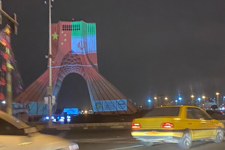 هم زمان با آغاز دهه فجر انقلاب اسلامی، تصاویر پرچم دو کشور ایران و چین در کنار یکدیگر روی برج آزادی نقش بست که این اتفاق با ۳۱ژانویه میلادی و شب سال نو چینی مصادف بود. در فضای مجازی این اتفاق با حاشیه‌هایی همراه بود.