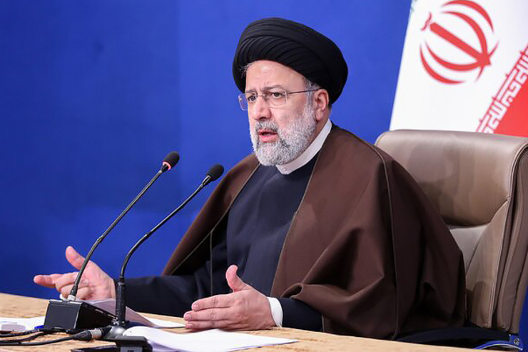 رئیس جمهور گفت: مسئولین بهداشتی با جدیت نظارت کنند تا در اجتماعات بویژه در اماکن زیارتی شیوه نامه‌های بهداشتی با دقت رعایت شود.