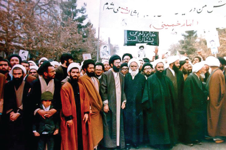 نگاهی به نقش نهاد روحانیت در شکل‌گیری و تداوم انقلاب اسلامی.