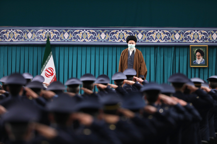 زمزمه سرود جمهوری اسلامی ایران توسط رهبرانقلاب در ابتدای دیدار صبح امروز جمعی از فرماندهان و کارکنان نیروی هوایی و پدافند هوایی ارتش.