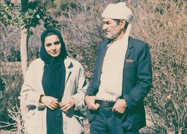 تهمینه میلانی، کارگردان فیلم‌های «تسویه حساب» و «آتش بس»، عکسی قدیمی از دیدار خود با عثمان محمدپرست، نوازنده و خواننده پیشکسوت خراسانی، منتشر کرده است.