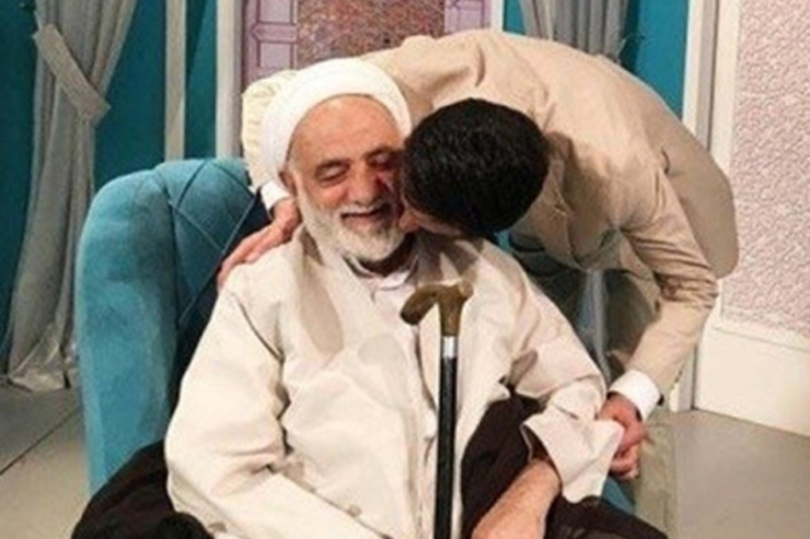 فیلمی از جشن تولد حجت‌الاسلام قرائتی در پشتِ صحنه برنامه «سمت خدا» بیرون آمده، لحظات جالبی را رقم زده که چطور این برنامه قدیمی تلویزیون به مقامِ معلمی این کارشناس مذهبی ادای احترام می‌کند.