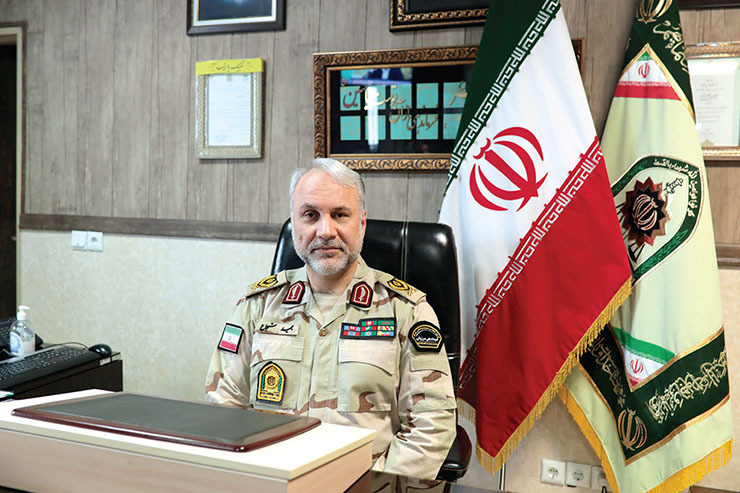 استان خراسان رضوی با بیش از ۸۳۵ کیلومتر نوار مرزی دارای هفت معبر رسمی مرزبانی است که سردار مجید شجاع، فرمانده ارشد مرزبانی این استان پهناور روز گذشته در مصاحبه اختصاصی با شهرآرانیوز به شرح کاملی از جزئیات موقعیت جغرافیایی مرزی و اقدامات همکارانش پرداخت.