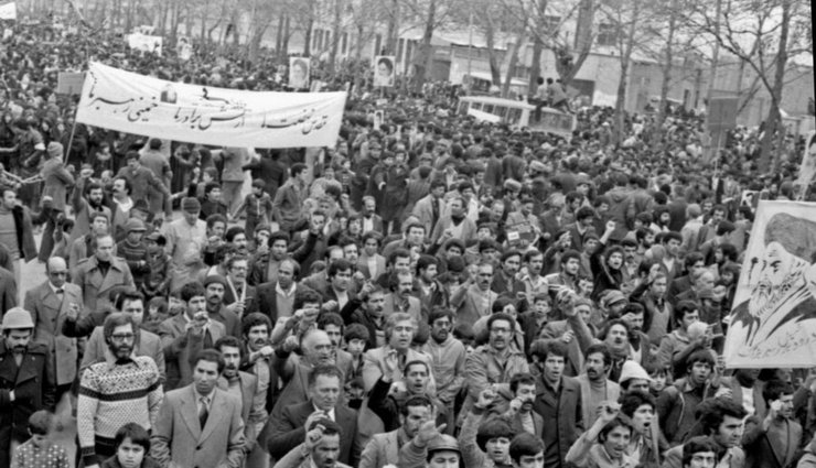 ردپای انقلاب اسلامی مشهد در آلبوم عکس‌های اهالی قاسم آباد به یادگار مانده است.