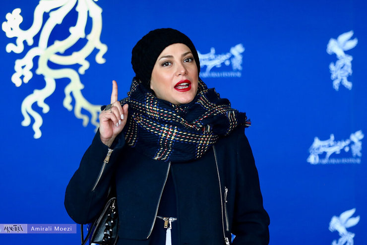 طناز طباطبایی بازیگر سینما و تلوزیون با حضور در جشنواره فیلم فجر از عکاسان به خاطر پوشیدن کلاه معذرت‌خواهی کرد.