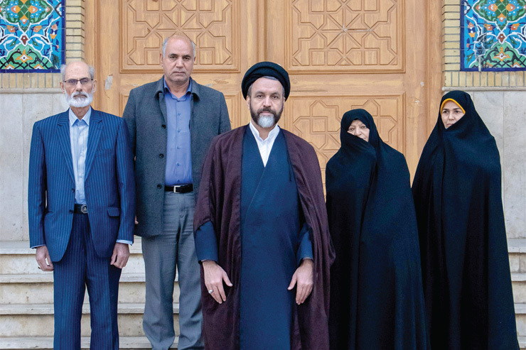 مرور خاطرات اهالی محله الهیه که سال ۵۷ در شهر‌های مختلف کشور برای پیروزی انقلاب اسلامی قیام کردند.