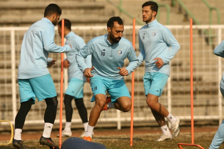 با حضور آمانوف در استقلال جایگاه امین قاسمی نژاد تنگ‌تر شده و این بازیکن از مدیران باشگاه خواسته رضایتنامه‌اش را برای حضور درتیم دیگری صادر کنند. آیا باشگاه استقلال با این درخواست موافقت خواهد کرد؟