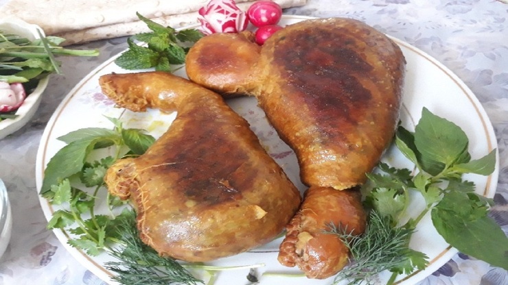کسانی که به کله پاچه علاقه مندند قطعا سیرابی نیز خورده اند سیراب گوسفند بسیار لذیذ است و خواص فراوانی دارد و معمولا به صورت آبپز تهیه می‌شود، ولی امروز تصمیم داریم غذایی جدید را با سیراب به شما آموزش دهیم. برای یادگیری تهیه دلمه سیرابی با ما همراه باشید.
