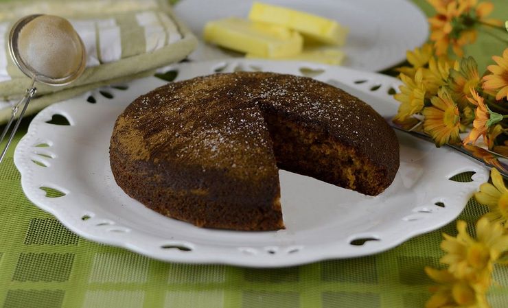 کیک دارچینی یکی از انواع کیک‌های ساده می‌باشد که با عطر و طعم دارچین مزه جدیدی گرفته است و می‌توانید برای مهمانی و صبحانه و یا عصرانه همراه با عزیزانتان این کیک خوش عطر و بو را تهیه کنید. طعم ملایم دارچین در این کیک جذاب و خوشمزه همراه با چای و قهوه بسیار دلچسب خواهد بود.