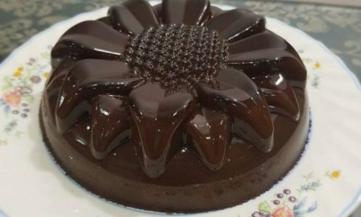 دسر کرم موکا، دسری خوشمزه و ساده است که برای مهمانی‌های خودمانی و جمع‌های دوستانه بسیار مناسب است. این دسر فوق العاده که از ترکیب شیر و خامه و پودر قهوه و کاکائو و تخم مرغ و شکر و نشاسته تهیه می‌شود.