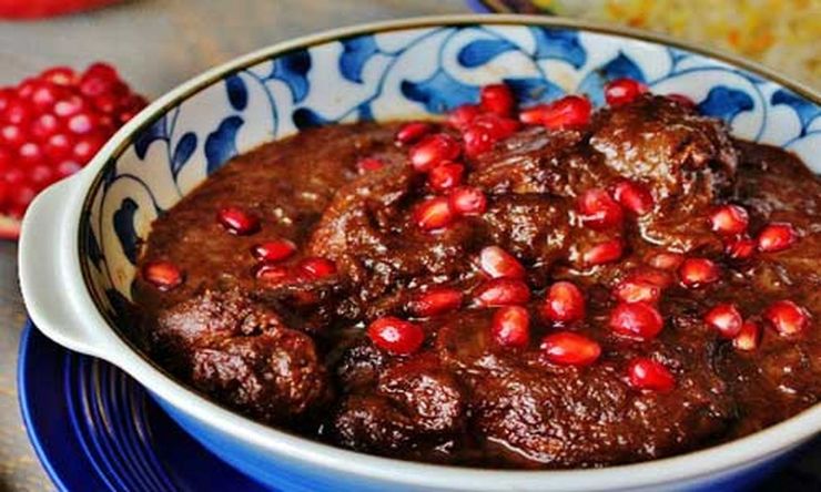 “خورش انار مسما” یا خورش انار دانه مسما از غذا‌های سنتی گیلان است. این غذا می‌تواند یکی از بهترین تجربه‌های شما در غذا‌های محلی باشد.