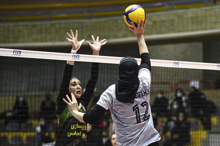 دو تیم والیبال پیکان و باریج‌اسانس کاشان در دیدار برگشت مرحله نیمه‌نهایی لیگ برتر زنان به دنبال کسب پیروزی و کشاندن سرنوشت صعود فینالیست‌ها به بازی سوم هستند.
