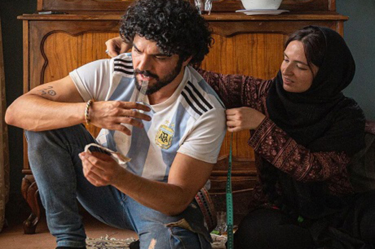گلاره عباسی بازیگر فیلم سینمایی شادروان با بیان اینکه من که برای درآوردن لهجه افغانستانی معلم داشتم گفت: امروز درد غربت مسئله‌ بسیاری از مردم در جهان شده، عزیزان مهاجر را خانواده‌ی خود بدانیم.