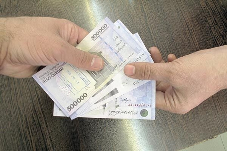هیئت دولت عیدی پایان سال کارکنان دستگاه‌های اجرایی را یک میلیون و ۶۰۰ هزارتومان تعیین کرد.
