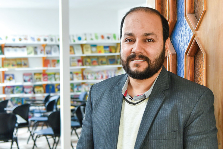 احمد پیروی مسئول جمعیت مهربانی، با همراهی خیران هزار کودک را سرپرستی می‌کند.