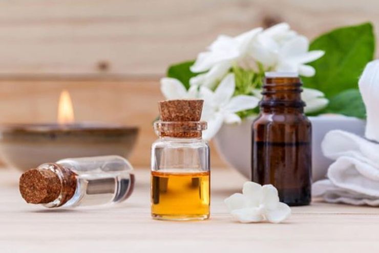 عطرساز جوان محله مصلی که مشکل آسم دارد از تفاوت عطر اصل و تقلبی می‌گوید.