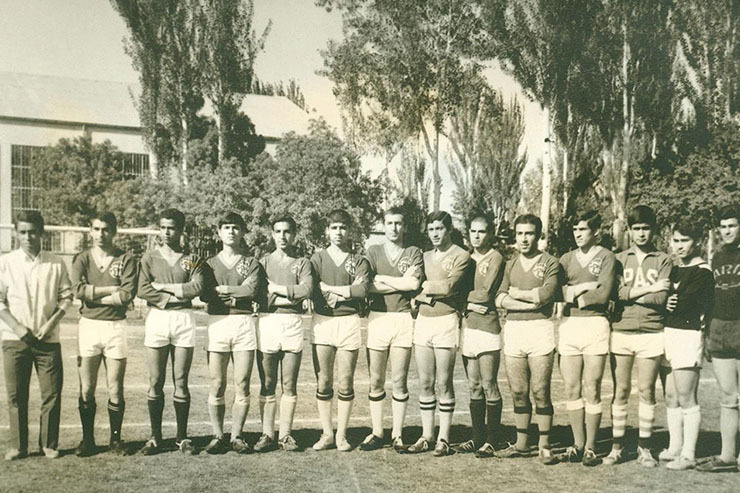 سیمای تیم فوتبال دبیرستان نصیرزاده که یکی از مدارس فعال و قدرتمند در زمینه ورزش دانش‌آموزی بود. عکس مربوط به اواسط دهه ۴۰ شمسی است و بیش از نیم قرن از لحظه ثبت آن در زمین شماره ۲ استادیوم سعدآباد می‌گذرد.