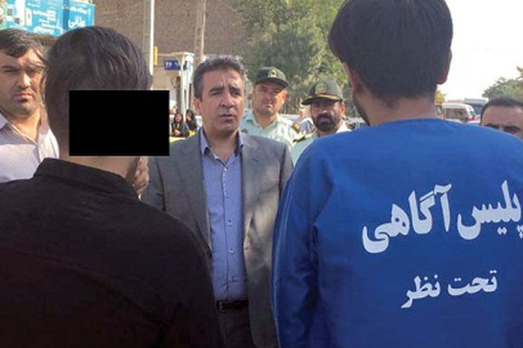 جوانی در یک جنایت تکان‌دهنده پدر و مادرش را در خواب خفه کرد، می‌گوید که اجنه دستور قتل دادند!