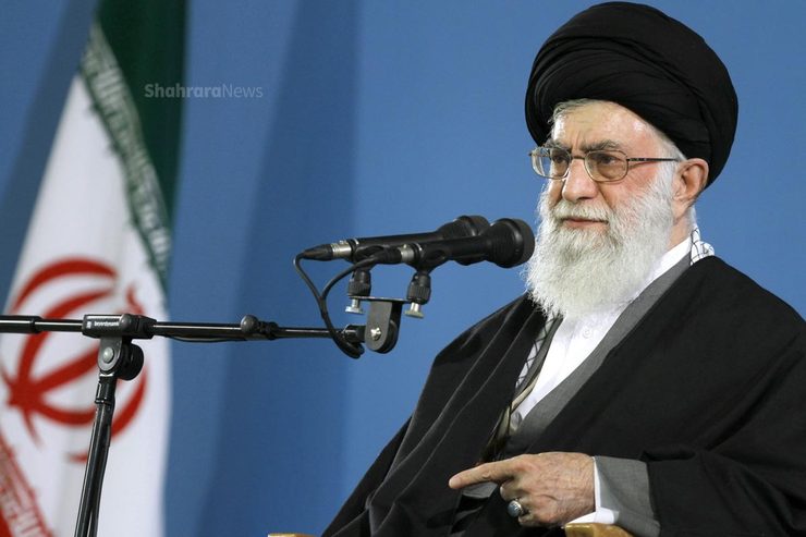رهبر معظم انقلاب اسلامی تاکید کردند: کسانی که زندگی و مشی اشرافی دارند یا دم از تسلیم مقابل استکبار و آمریکا می‌زنند، نمی‌توانند مدعی پایبندی و دلبستگی به انقلاب باشند چرا که شعار انقلاب حمایت از پابرهنگان و محرومان و مقابله با استکبار است و بیان این حرف‌ها از آن افراد قابل قبول نیست.