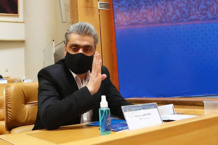 صبح امروز با رای قاطع هیات رییسه فدراسیون فوتبال شهاب عزیزی خادم از سمت خود در فدراسیون فوتبال کشورمان عزل شد و به جای وی با تصمیم هیات رییسه، مهرداد سراجی به عنوان سرپرست کار خود را آغاز کرد.