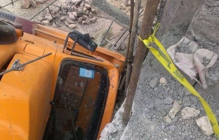 بامداد امروز در حادثه ای ناگوار در یک معدن طلا راننده یک دستگاه کامیون هنگام تخلیع بار بر اثر سقوط این وسیله نقلیه از ارتفاع جان باخت.
