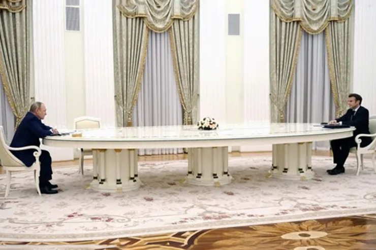 میز معروف و پرحاشیه ولادیمیر پوتین که برخی از رهبران جهان را در پشت خود نشانده سازنده‌ای ایتالیایی دارد. ریناتو پولونا مدیرعامل شرکت مبلمان سازی اوک OAK ایتالیا سازنده آن است.