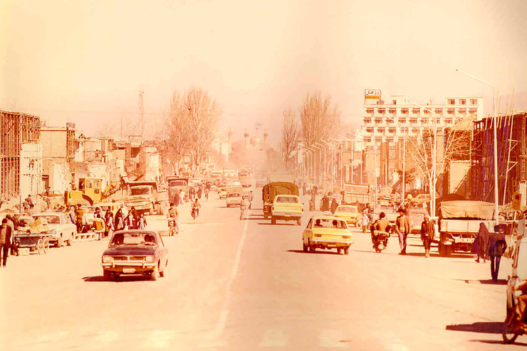 خیابان امام رضا (ع) که در سال ۱۳۰۷ کلنگ احداث آن به زمین خورد، سال ۱۳۱۱ افتتاح شد. این خیابان تا سال ۱۳۳۰ توسعه یافت و از آن روز تاکنون شکل فرمی آن تغییری نکرده است.