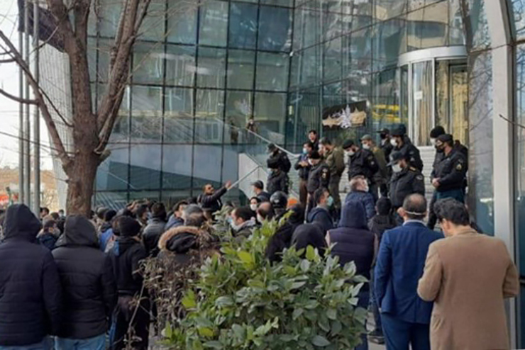 جمعی از سهامداران بورس امروز در مقابل سازمان برنامه و بودجه تجمع کردند.