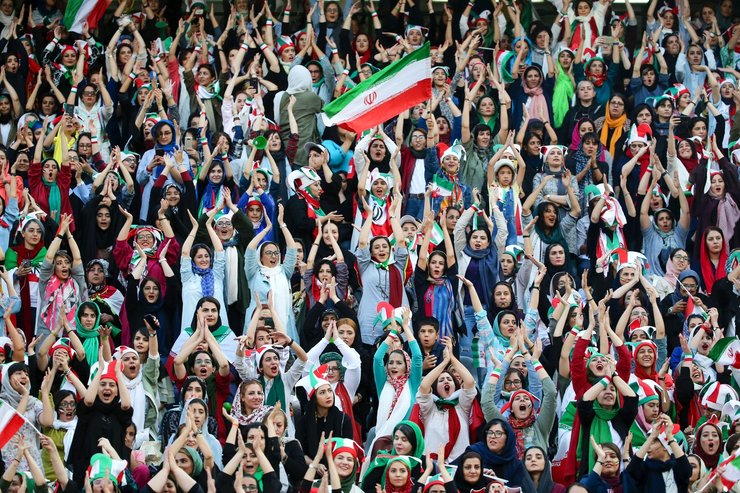 برخی از زنان ایرانی موفق شدند در ورزشگاه آزادی حضور یابند و دیدار تیم‌های ملی فوتبال ایران و عراق را از نزدیک تماشا کنند.