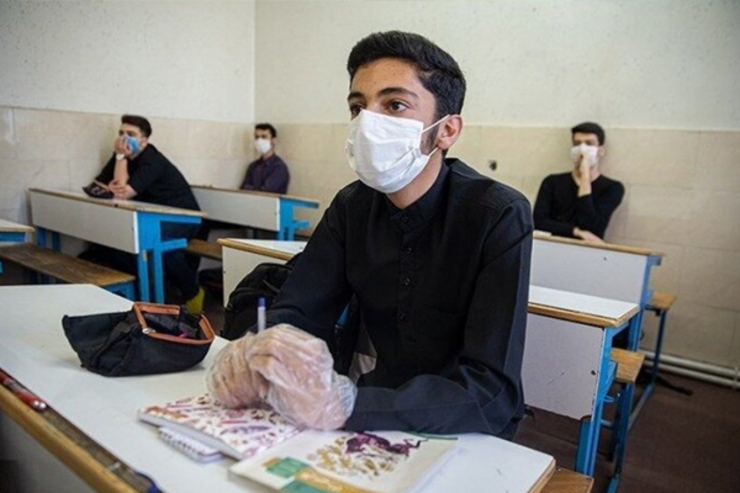 فرمانده عملیات مقابله با کرونا در کلانشهر تهران گفت: شنبه در ستاد ملی کرونا، موضوع تشدید محدودیت‌ها و تصمیم گیری درباره ادامه فعالیت حضوری مدارس و دانشگاه‌ها بررسی می‌شود.