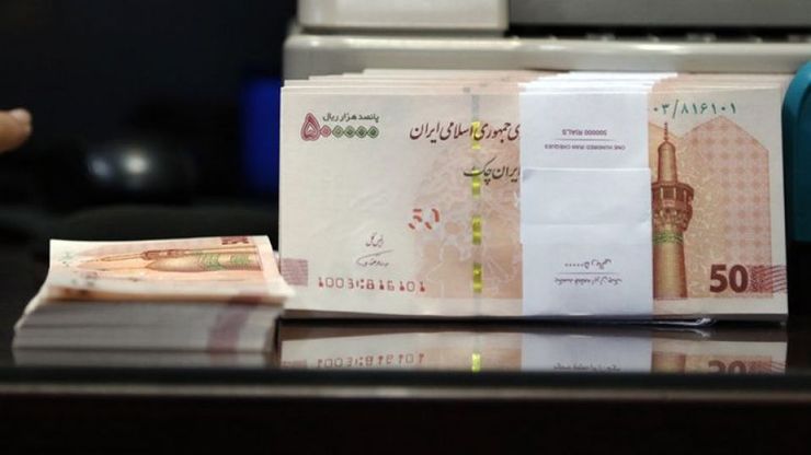 به دستور رئیس جمهور بانک‌های دولتی مکلف به پرداخت وام ۱۰۰ میلیون تومانی بدون ضامن شده‌اند. ابتدا قرار بود این وام، از ابتدای بهمن ماه پرداخت شود. اما حالا مشخص شده که زمان پرداخت وام ۱۰۰ میلیونی از سال آینده است. اما چرا؟