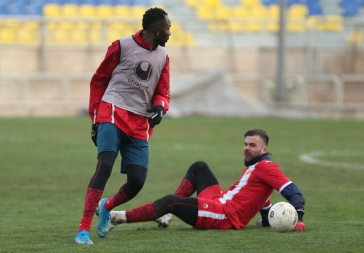 پرسپولیس با وجود پرداخت مطالبات اوساگونا همچنان با پنجره بسته مواجه است و مشخص نیست با توجه به بدهی به شهرخودرو چه سرنوشتی در انتظار سرخپوشان تهرانی است.