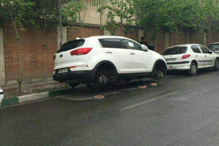 فرمانده انتظامی مشهد در این باره گفت: به دنبال دستبرد‌های متعدد سارقان به چرخ خودرو‌های پارک شده مقابل منازل مسکونی یا کوچه‌های خلوت، پرونده‌هایی در مراکز انتظامی و کلانتری‌ها تشکیل شد.