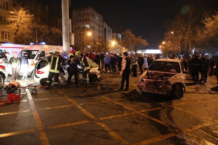 بامداد امروز (یکشنبه ۱ اسفند ۱۴۰۰) در پی گزارشی مبنی بر حادثه تصادف رانندگی خودرو ۲۰۶ و پراید در بولوار خیام مشهد، آتش‌نشانان و تیم امداد و نجات به محل حادثه در تقاطع خیام - ارشاد اعزام شدند.