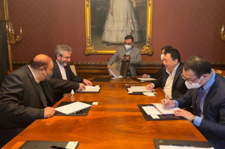 نشست روسای هیات‌های چین و ایران در ادامه رایزنی‌های دیپلماتیک هشتمین دور مذاکرات رفع تحریم‌ها، روز یکشنبه با حضور مهدی صفری معاون دیپلماسی اقتصادی وزارت امور خارجه برگزار شد.