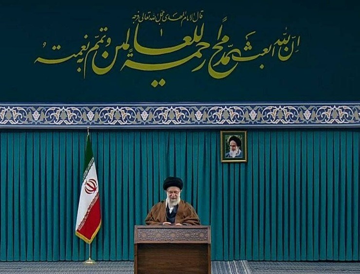 حضرت آیت الله خامنه‌ای با بیان اینکه اوکراین قربانی سیاست بحران‌سازی امریکا شده است تاکید کردند: ما طرفدار توقف جنگ در اوکراین هستیم.