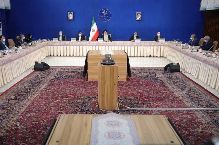 رئیس جمهور در جلسه هیات دولت گفت: وزرا اختیار آن دسته از تصمیم‌گیری‌ها را که نیازی به بررسی و اتخاذ آنها در مرکز نیست، به استانداران تفویض کنند.