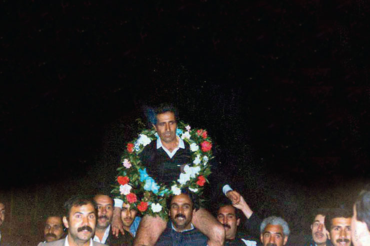 عکس کمتر دیده شده از روزی که شادروان جمشید بیهقی از دنیای فوتبال خداحافظی کرد.
عکس در ورزشگاه تختی گرفته شده و مرحوم بیهقی که حق بزرگی بر گردن داوری استان بر روی دوش حسن اکبرنژاد دیده می‌شود.