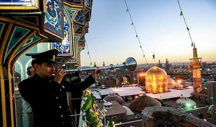 همزمان با شب میلاد با سعادت سید الشهدا امام حسین علیه السلام نقاره ها در حرم مطهر رضوی به صدا درآمدند.